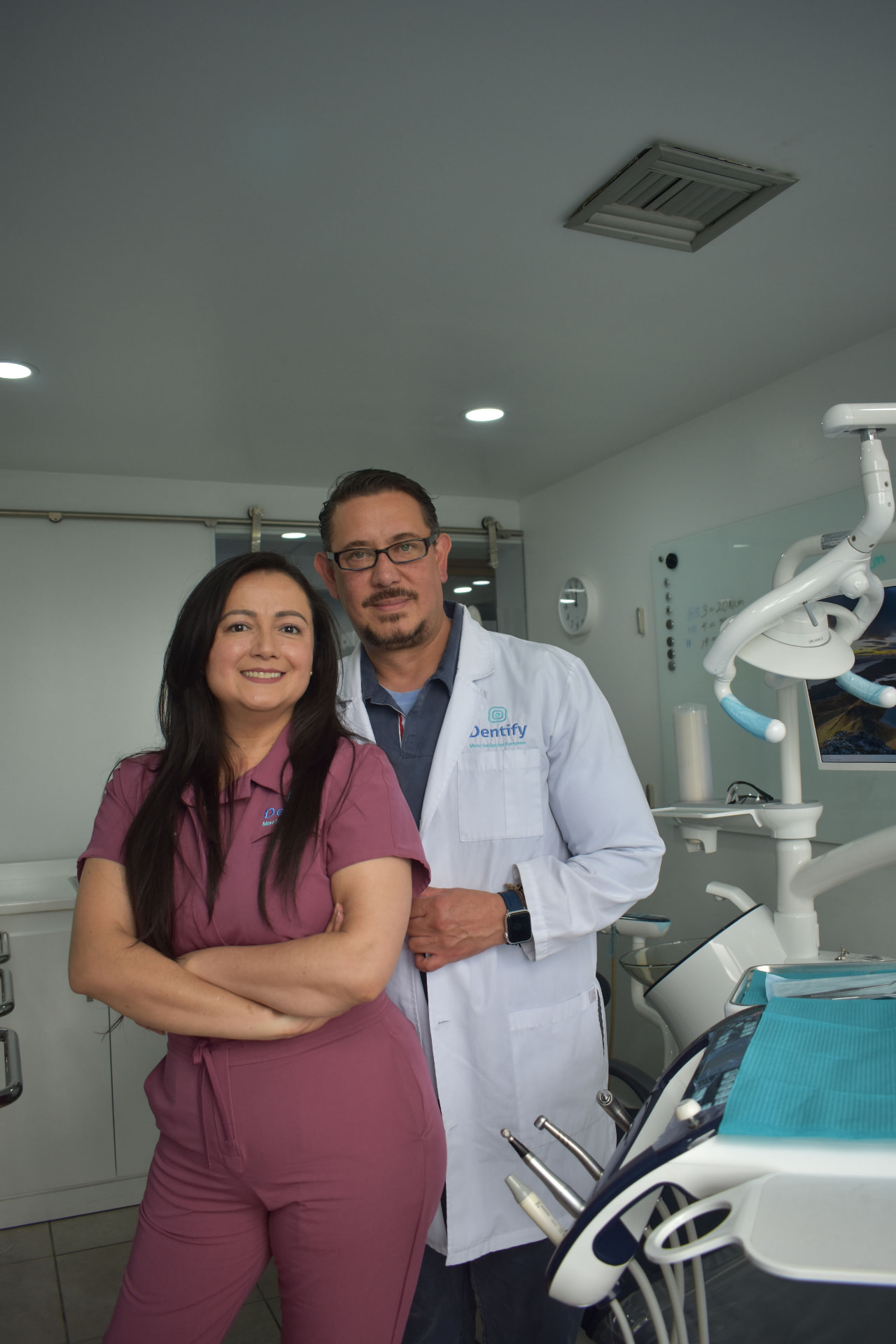 Equipo de odontólogos de Dentify con pacientes del programa en su clínica de Tijuana